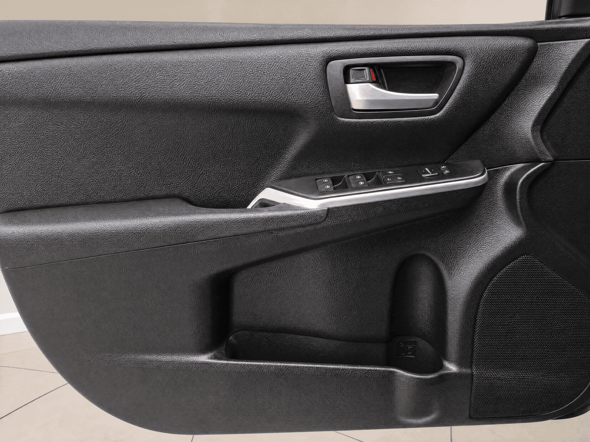 2017 Toyota Camry SE, photo 3